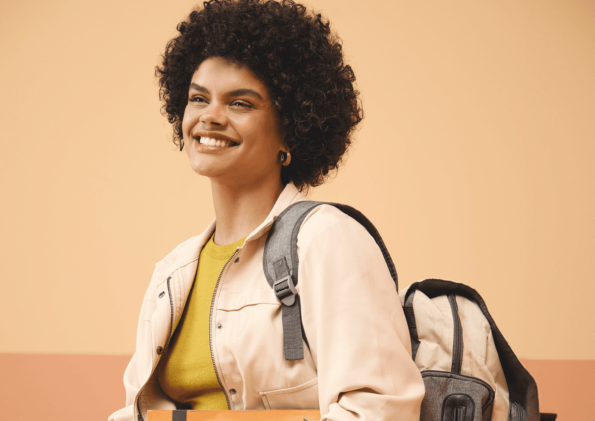 Estudante negra com jaleco e óculos