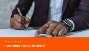 Pessoa fazendo anotações em um caderno e na imagem o título: Tudo sobre o curso de Direito